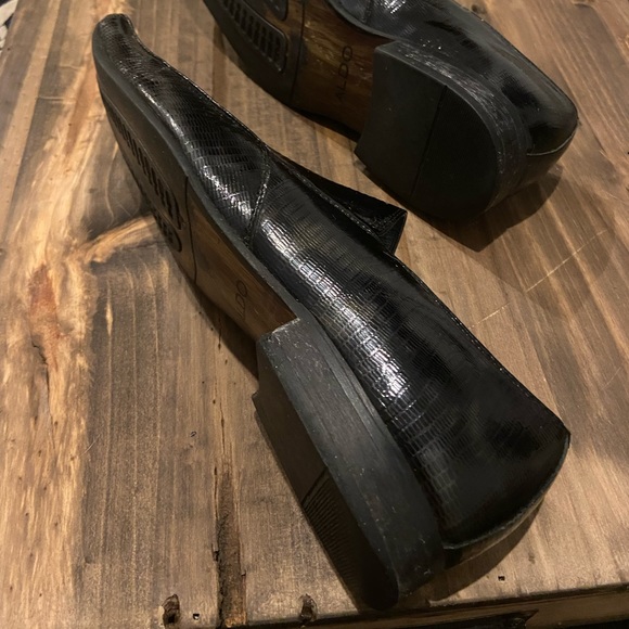 Fashionable faux alligator skin style dress shoes - Picture 3 of 3